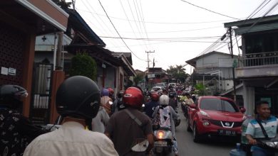 Photo of Kemacetan di Jalur Alternatif Hindari Banjir, Warga : Cukup Merugikan