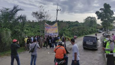 Photo of Pemuda Bontang Lestari Gelar Aksi Tanam Pisang di Jalan Rusak, Amir Tosina : Itu Aksi yang Tepat