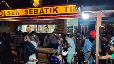 Photo of Tingkatkan Kesadaran Masyarakat, Polsek Sebatik Timur Berikan Edukasi saat Penertiban