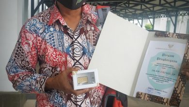 Photo of Imam Zazuli Dianugerahi Logam Emas, 20 Tahun Jadi Penyuluh Kehutanan