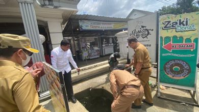 Photo of Tinjau Langsung Penanganan Banjir di Jalan Pramuka-Perjuangan, Wali Kota Minta PUPR Segera Ditindaklanjuti