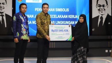 Photo of Pemkot Samarinda dan BPJS Ketenagakerjaan Saling Bersinergi, Berikan Santunan Untuk Keluarga Petugas DLH