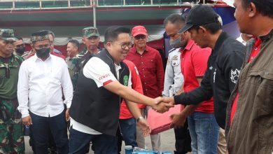 Photo of Kunjungan Lapangan Di Muara Jawa, Wakil Bupati Kukar Dialog Dengan Nelayan Dan Berikan Bantuan