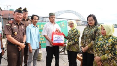 Photo of Peringati Hari Bhakti Adhyaksa ke-63, Kejati Kaltim Bagikan 500 Paket Sembako
