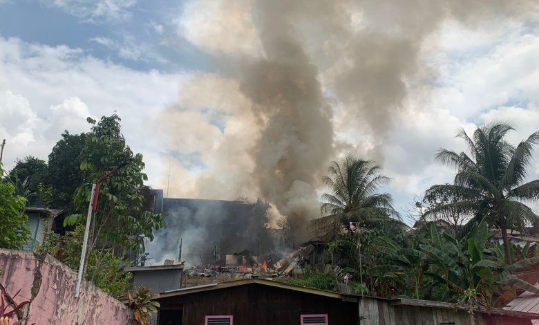 Photo of Si Jago Merah Hanguskan Dua Bangunan di Jalan Milono Samarinda