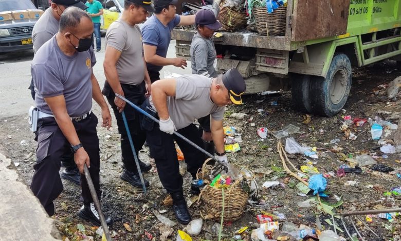 Photo of Wujud Kepedulian Terhadap Lingkungan, Polsek Sungai Kunjang Turut Kerja Bakti Bersama Warga