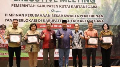 Photo of Bupati Kukar Berikan Penghargaan Pada Sejumlah Perusahaan Perkebunan  