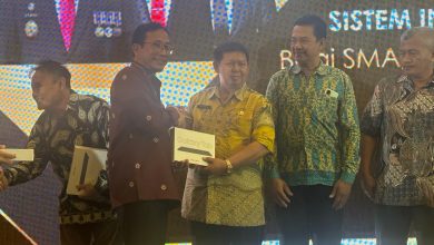 Photo of Disdikbud Kaltim Lontarkan Bantuan 480 Tab Kepada 243 Sekolah
