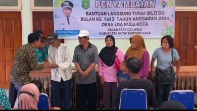 Photo of Pemerintah Desa Loa Kulu Kota Serahkan Bantuan BLT kepada 92 KPM