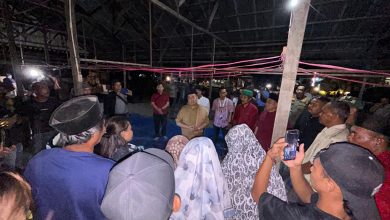 Photo of Si Jago Merah Ngamuk, Wabup Kukar Respon Cepat Korban Kebakaran di Desa Sumber Sari