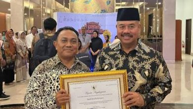 Photo of Edi Damansyah, Bupati Kukar, Terima Penghargaan Nasional untuk Revitalisasi Bahasa Lokal