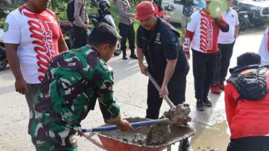 Photo of Bupati Edi Damansyah Ajak Masyarakat Kukar Gotong Royong di Desa Bukit Raya