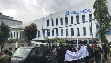 Photo of Diguyur Hujan Ratusan Massa Tetap Geruduk Gedung Pelindo IV Samarinda