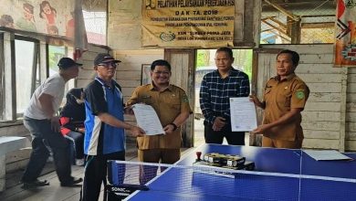 Photo of Dispora Kukar Dukung Pembinaan Atlet Tenis Meja Lewat Salurkan Bantuan Peralatan