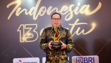 Photo of Pj Bupati PPU Makmur Marbun Terima Penghargaan Inovasi Ekonomi Kreatif dan Pariwisata dari Kompas Media Group.