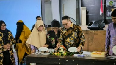 Photo of Perpisahan antara Makmur Marbun dan Perangkat Kecamatan Penajam Berlangsung Haru