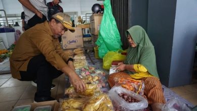 Photo of Sekda Kukar Blusukan ke Pasar Mangkurawang Cek Harga Jelang Idulfitri