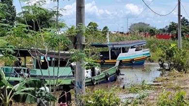 Photo of Banjir Meluas ke Muara Muntai Kukar, Akses Jalan Putus dan Warga Gunakan Fery