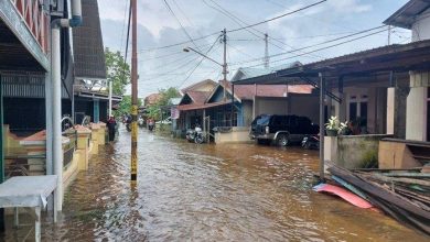 Photo of Camat Tenggarong Siaga Hadapi Banjir, Koordinasi Intensif Dilakukan