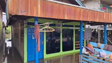 Photo of Debit Sungai Mahakam Naik, Tiga Desa di Muara Kaman Kukar Terendam Banjir
