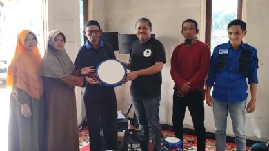 Photo of Fachruddin Serahkan Bantuan Alat Musik untuk Kelompok Qosidah Bukit Raya