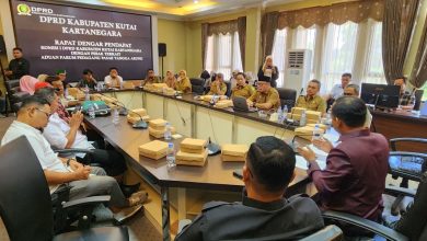Photo of Komisi I DPRD Kukar Respons Keluhan Pedagang Pasar Tangga Arung, Siapkan Dua Opsi Solusi Retribusi