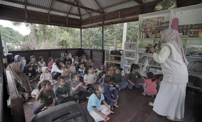 Photo of Pertamina Patra Niaga Regional Kalimantan Perkuat Akses Pendidikan dan Sanitasi melalui Program Pendikresa di Sekolah Rimba
